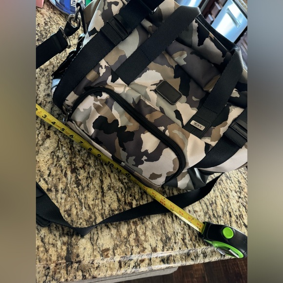 Camo Tumi duffel travel bag - Picture 7 of 8